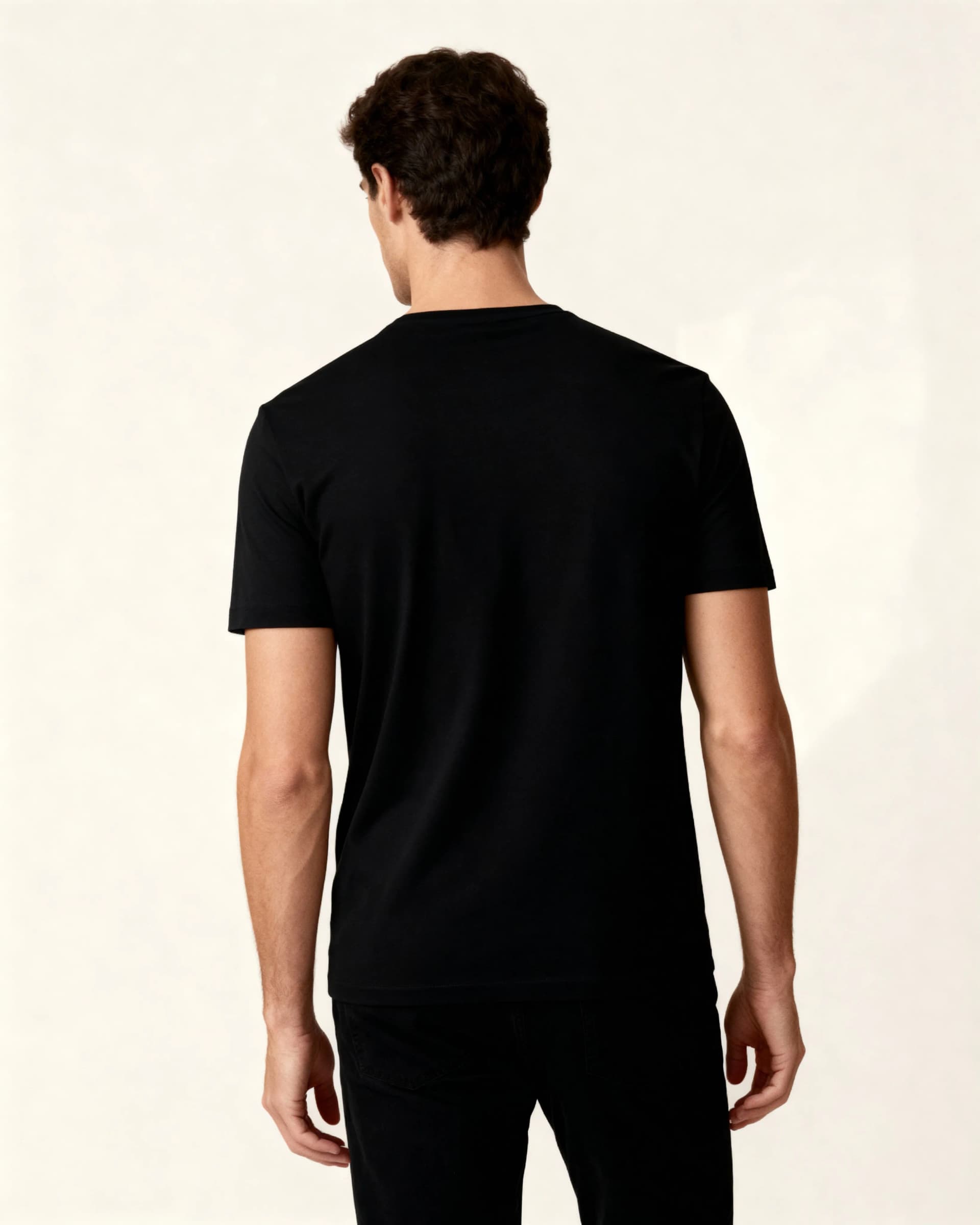 Camiseta Essencial Preta, conforto e movimento no dia a dia Vista traseira da Camiseta Essencial Preta destacando corte e fluidez do tecido