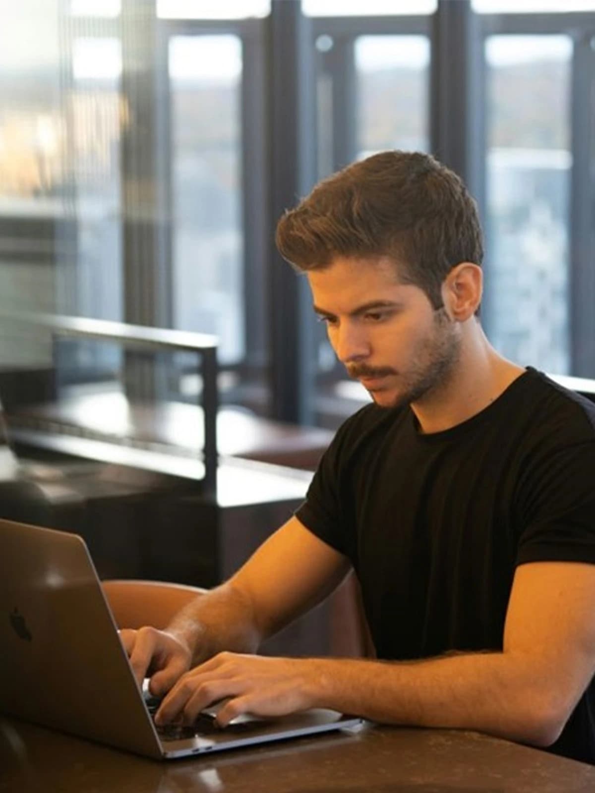 Homem usando camiseta branca OITONOVE em ambiente interno com luz natural