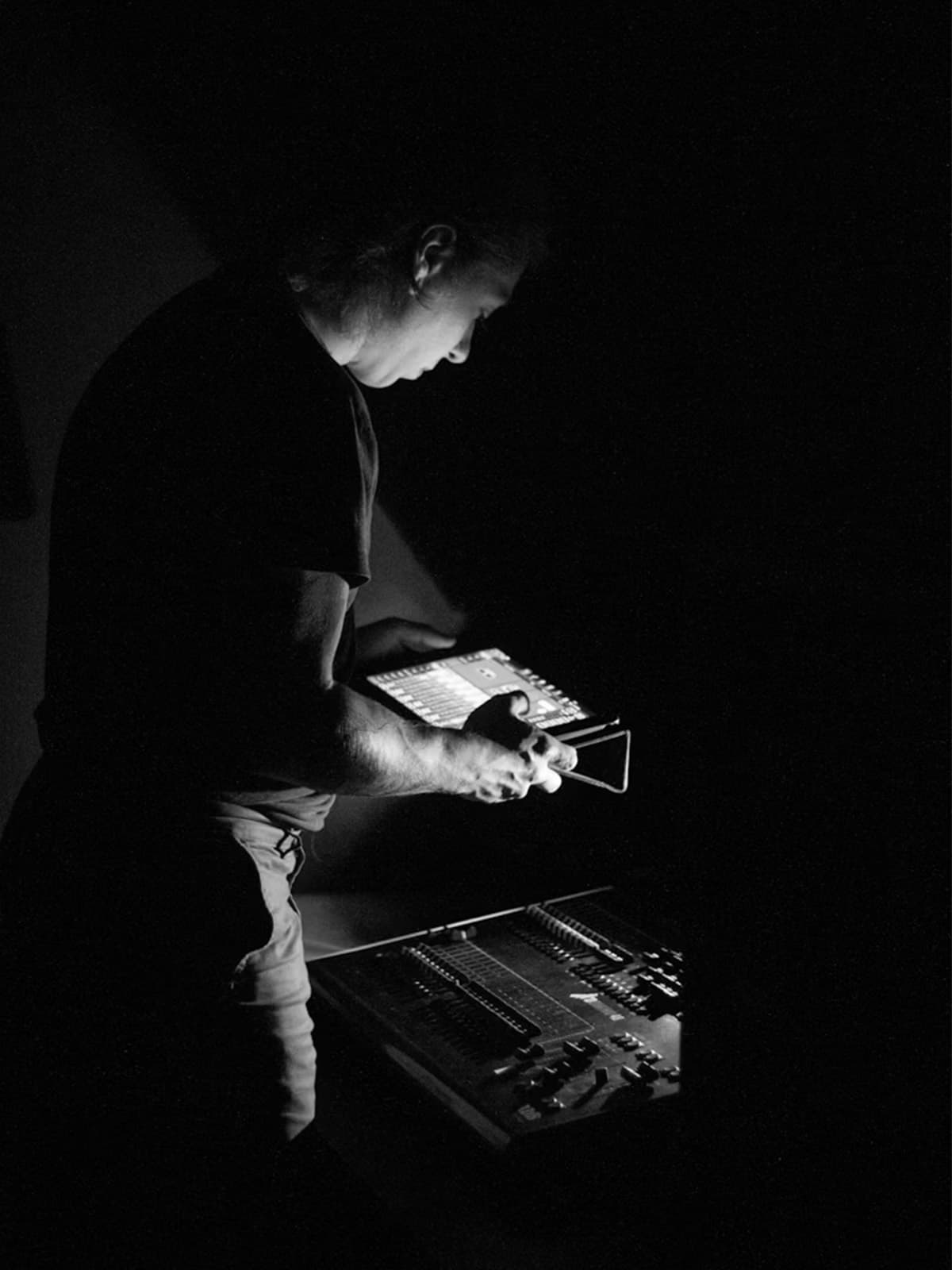 Pessoa vestindo a Camiseta Essencial OITONOVE