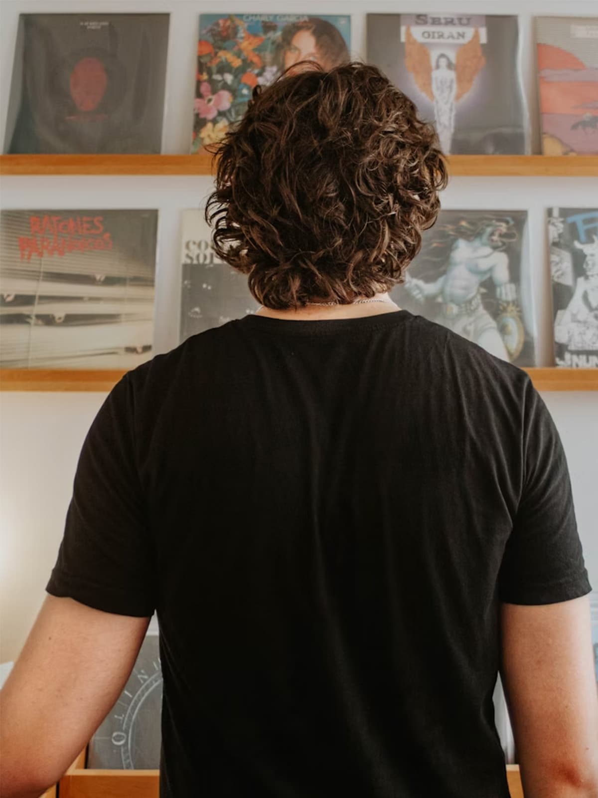 Pessoa vestindo a Camiseta Essencial OITONOVE