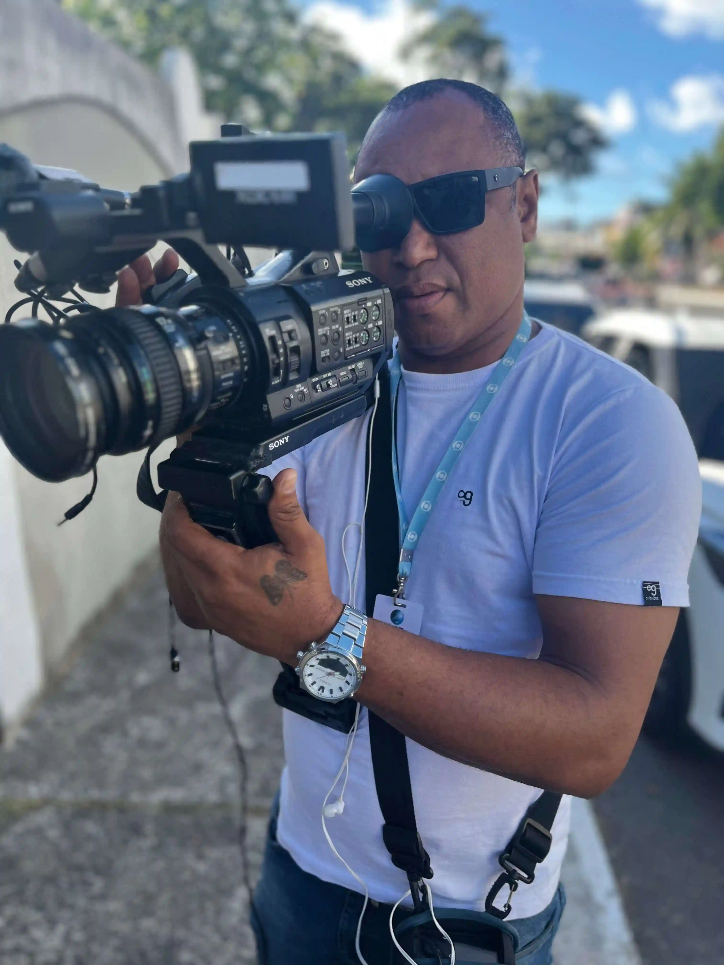 Raimundo N. usando camiseta branca da OITONOVE