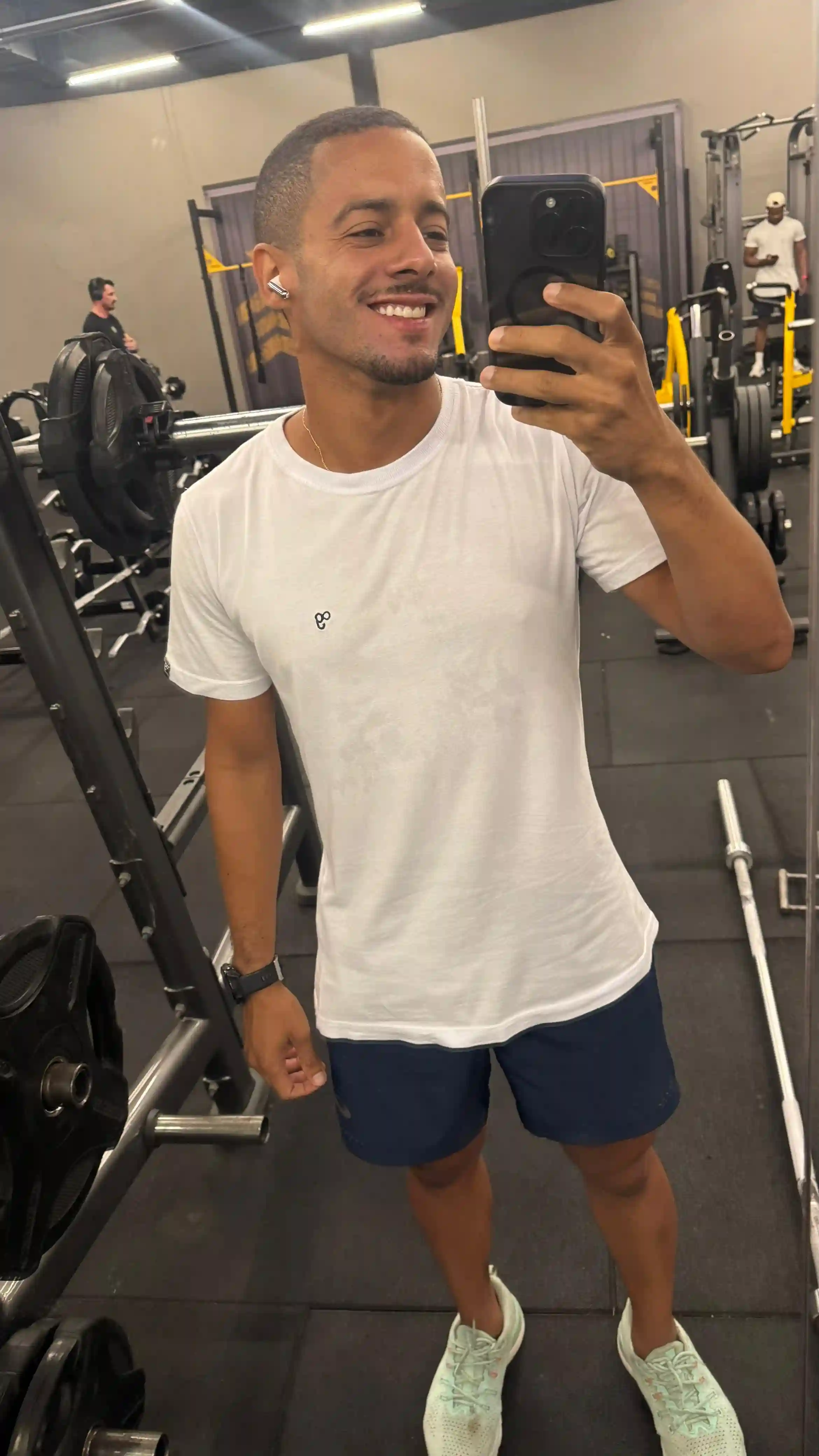 Murilo A. usando camiseta branca da OITONOVE