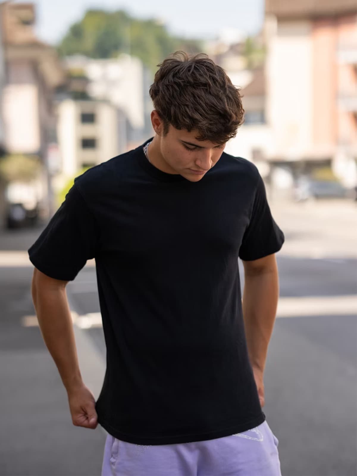 Pessoa vestindo a Camiseta Essencial OITONOVE