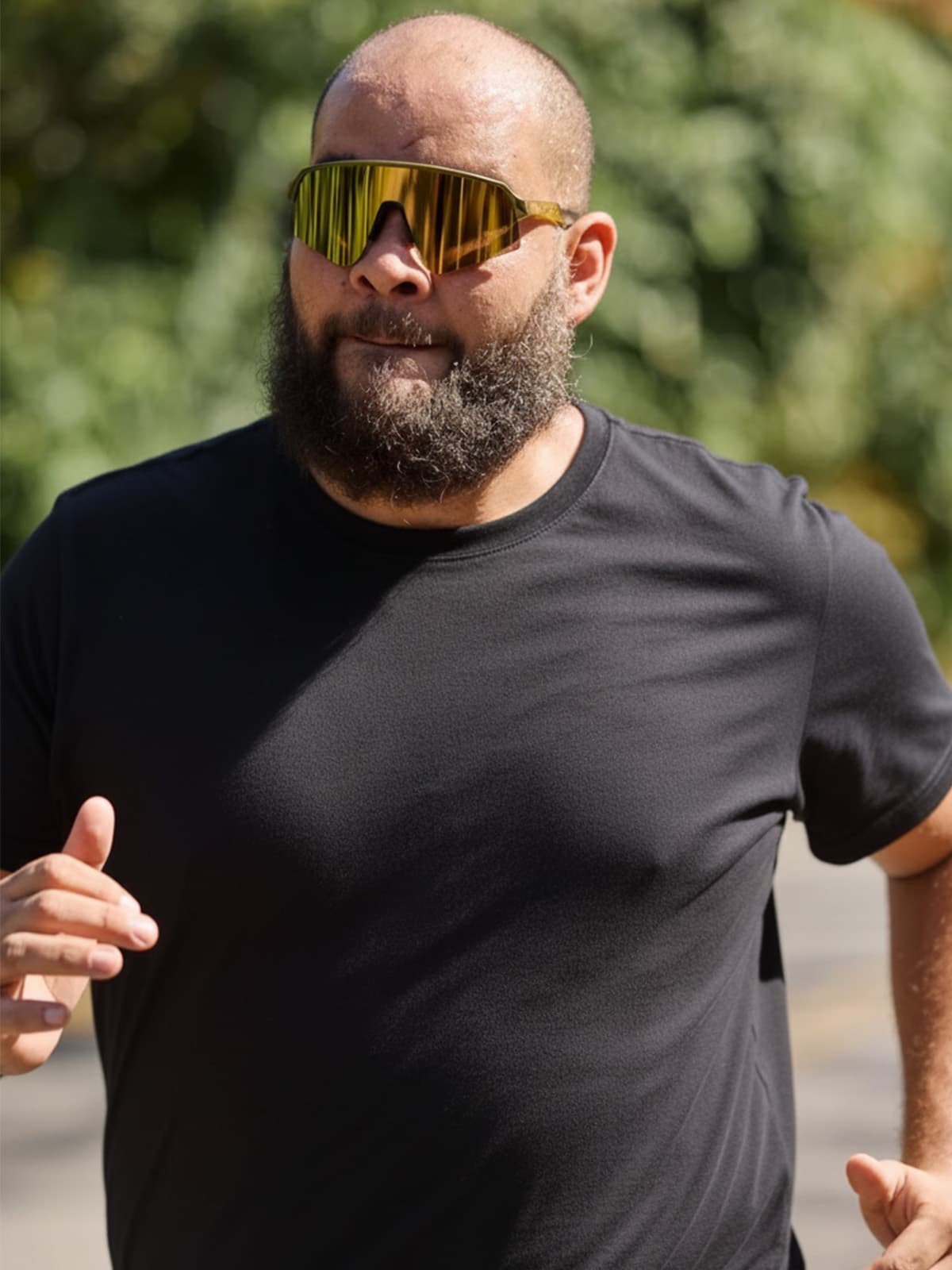 Pessoa vestindo a Camiseta Essencial OITONOVE