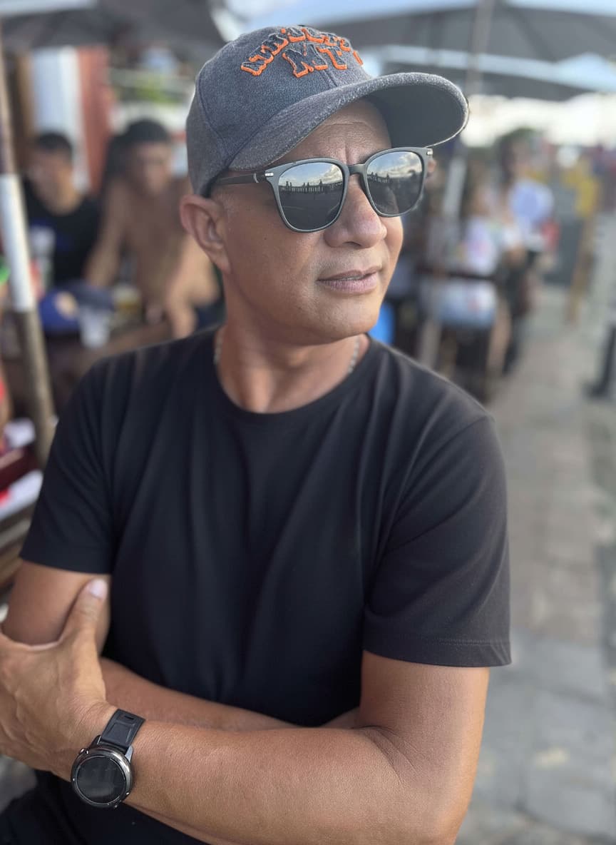 Pessoa vestindo a Camiseta Essencial OITONOVE