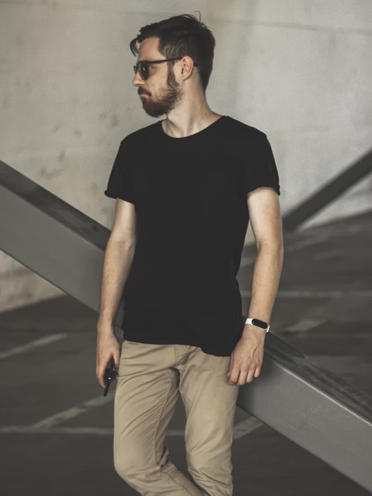 Pessoa vestindo a Camiseta Essencial OITONOVE