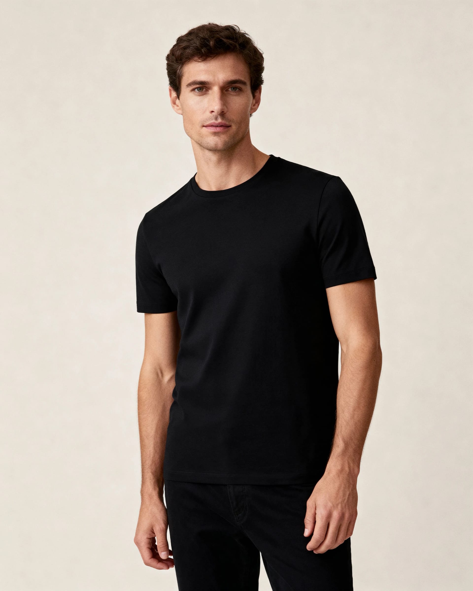 Camiseta Essencial Preta, caimento no corpo e estilo natural Modelo vestindo a Camiseta Essencial Preta com caimento no corpo e estilo minimalista