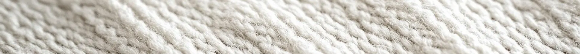 Máquina de tecelagem trabalhando com fios de algodão 100% puro OITONOVE