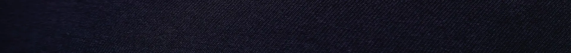 Profissional realizando corte de tecido com precisão para camisetas OITONOVE