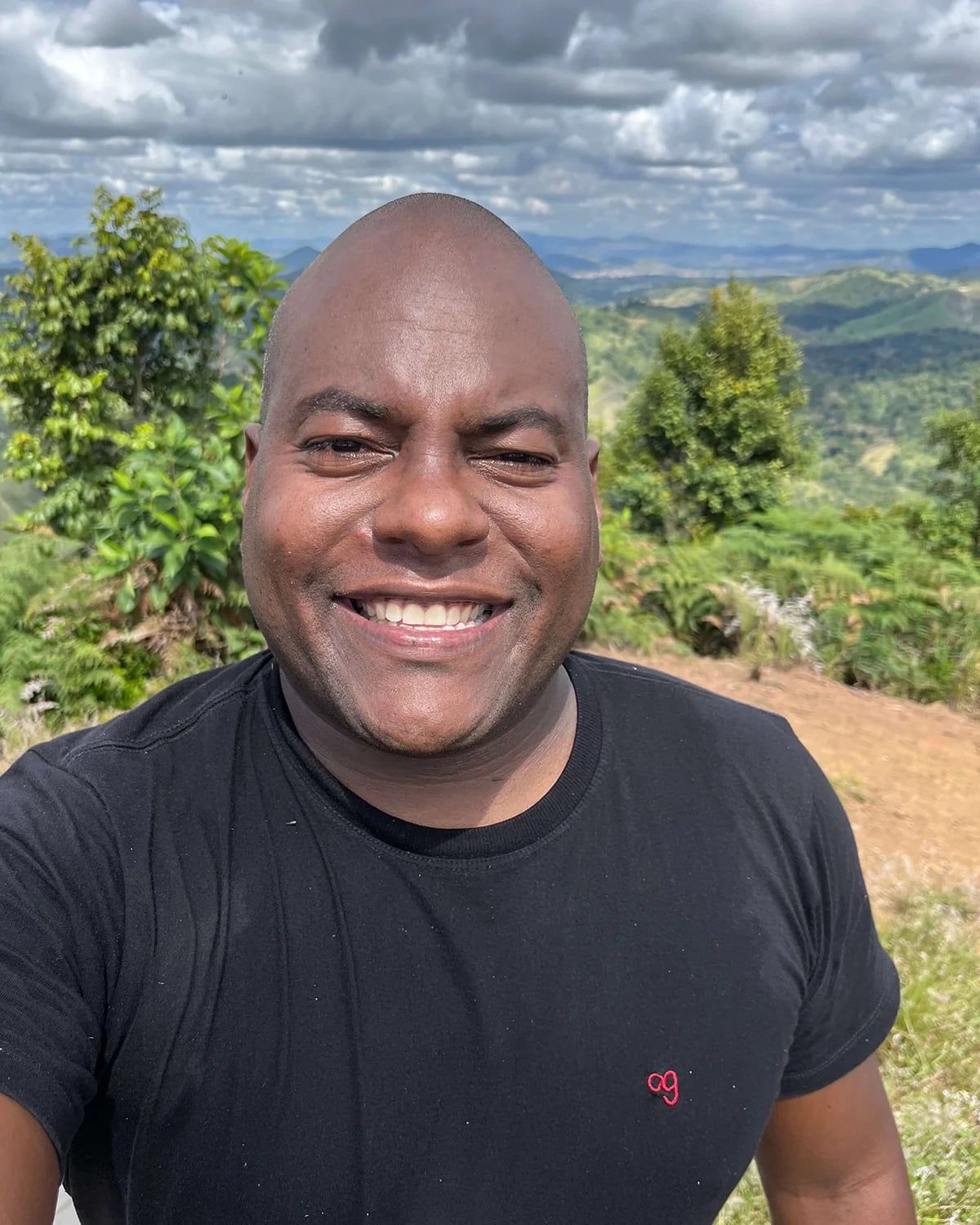 Homem vestindo camiseta OITONOVE durante o fim de semana na serra