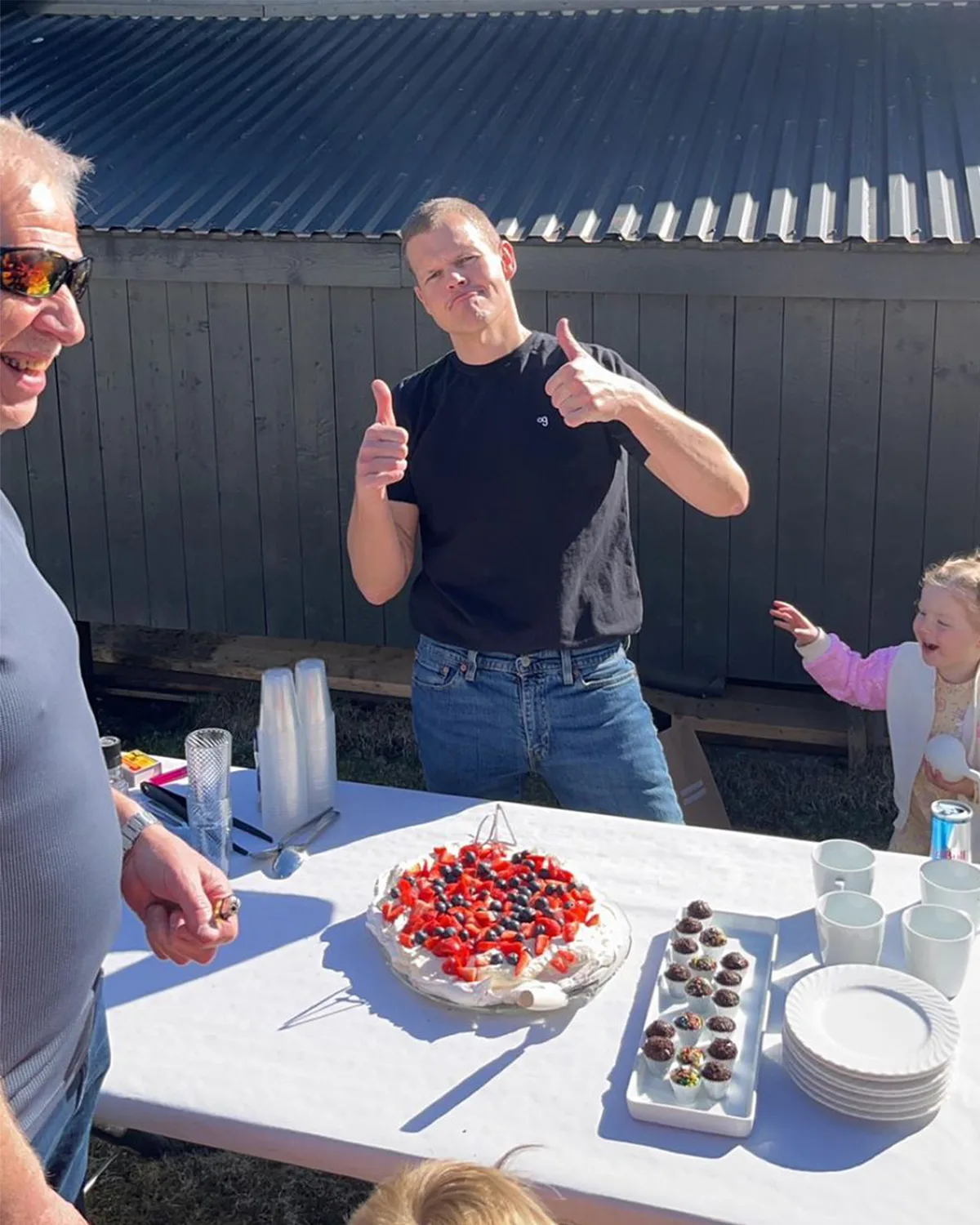 Homem vestindo camiseta OITONOVE durante aniversário na Bélgica