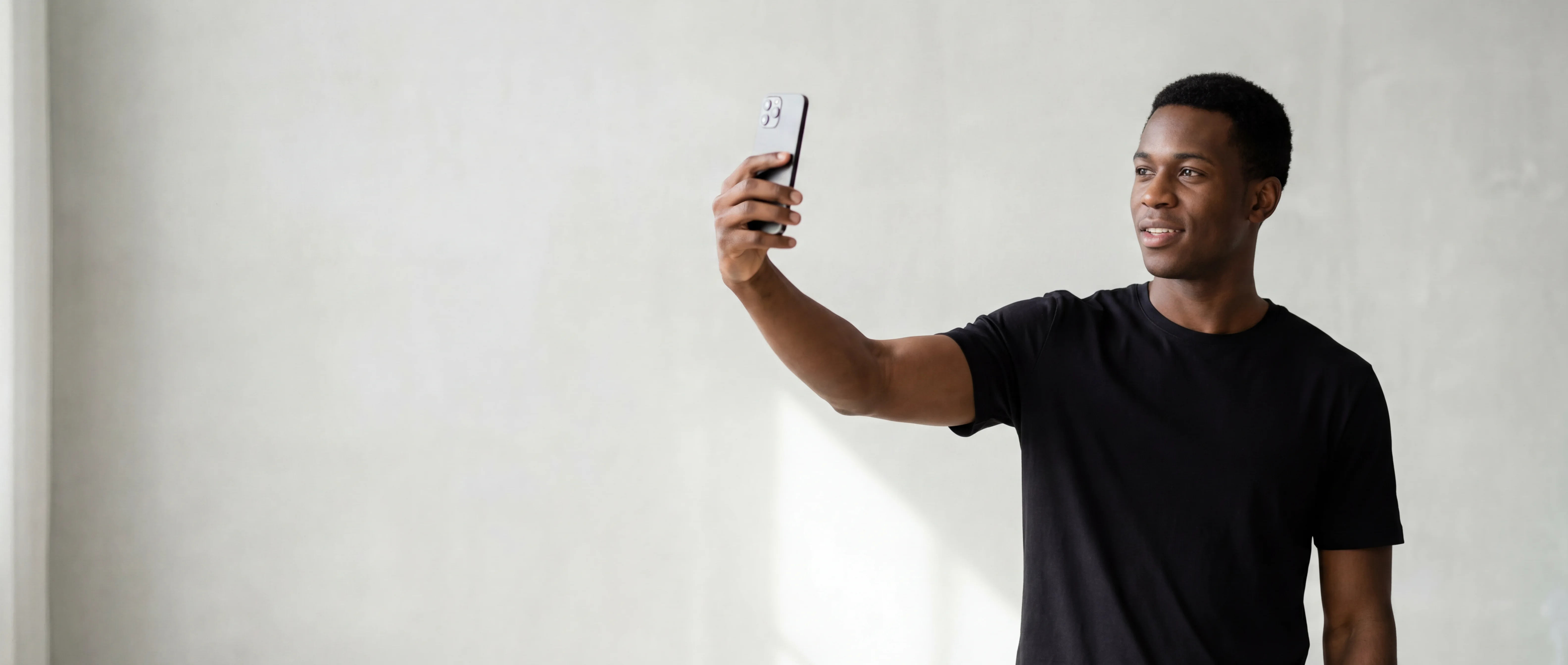 Criador em selfie usando camiseta OITONOVE