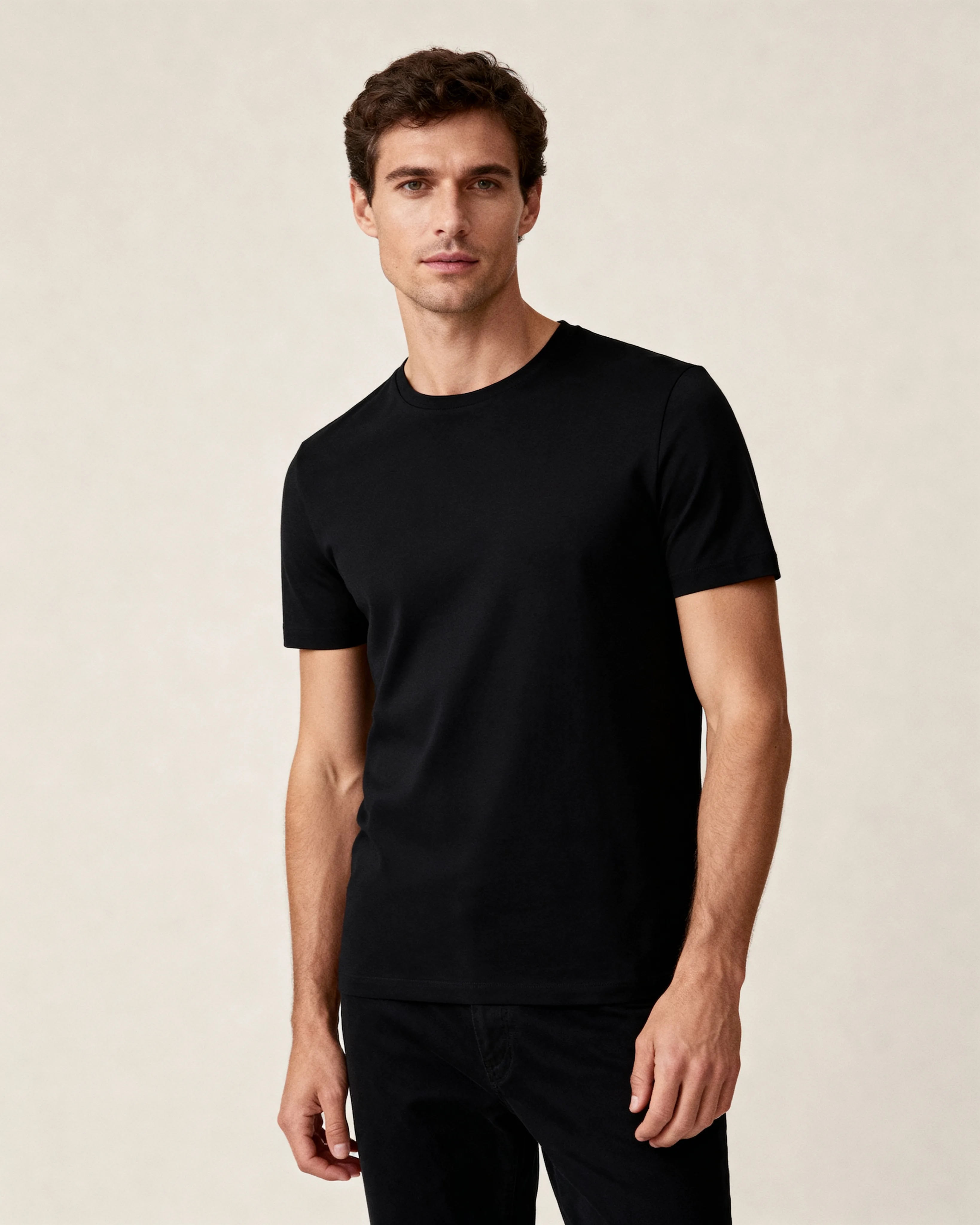 Modelo vestindo a Camiseta Essencial Preta com caimento perfeito e estilo minimalista