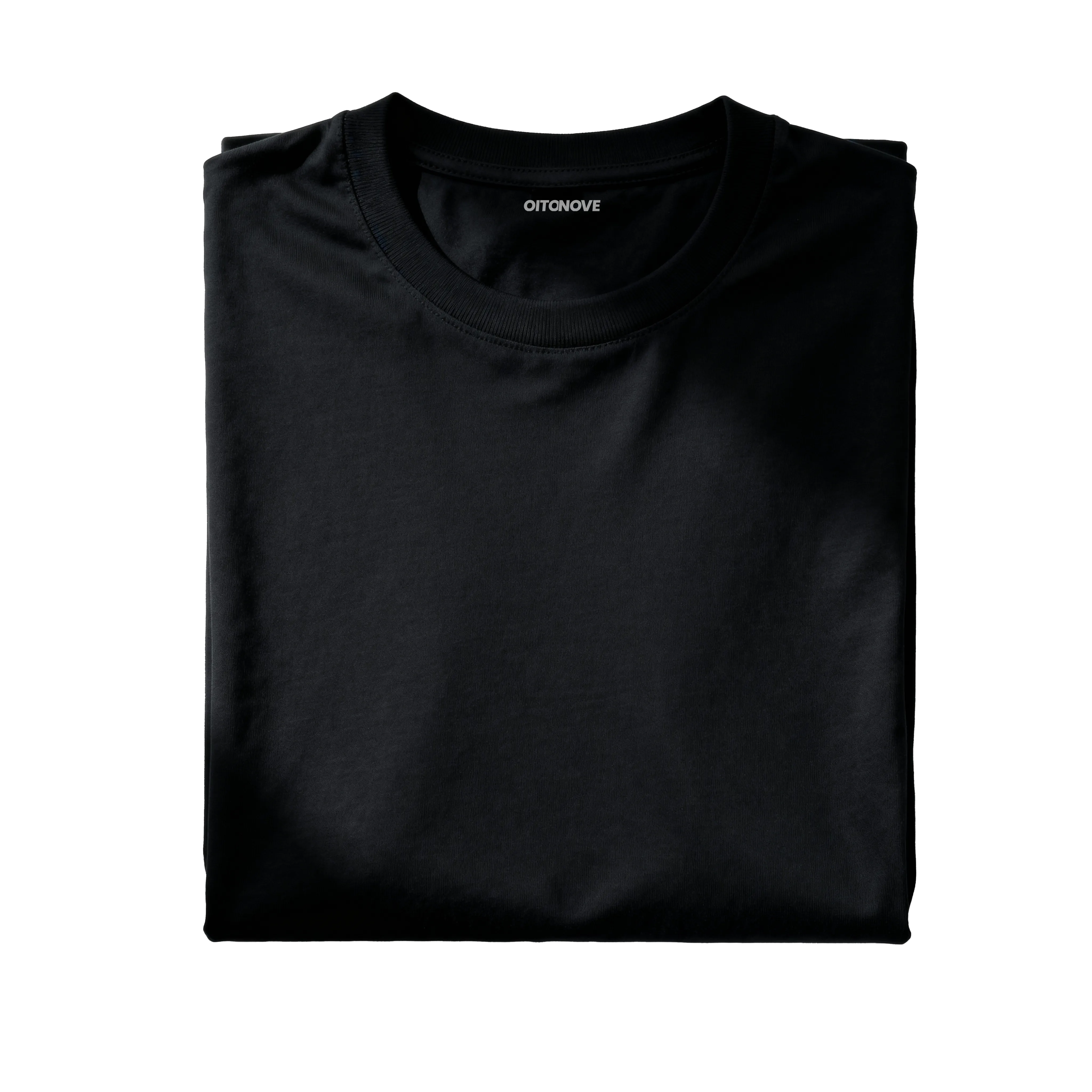 Camiseta preta dobrada mostrando o acabamento e a textura do algodão 100% puro