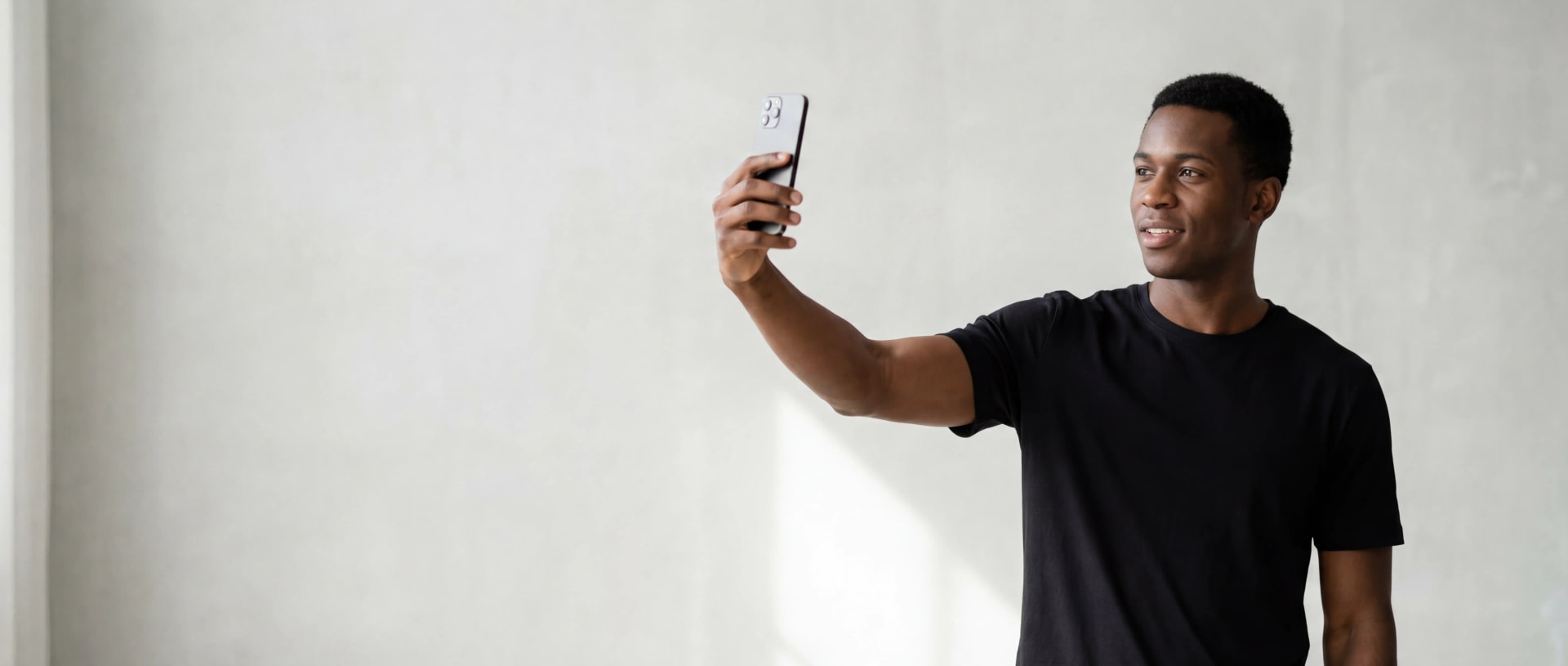 Programa de Criadores OITONOVE Criador em selfie usando camiseta OITONOVE