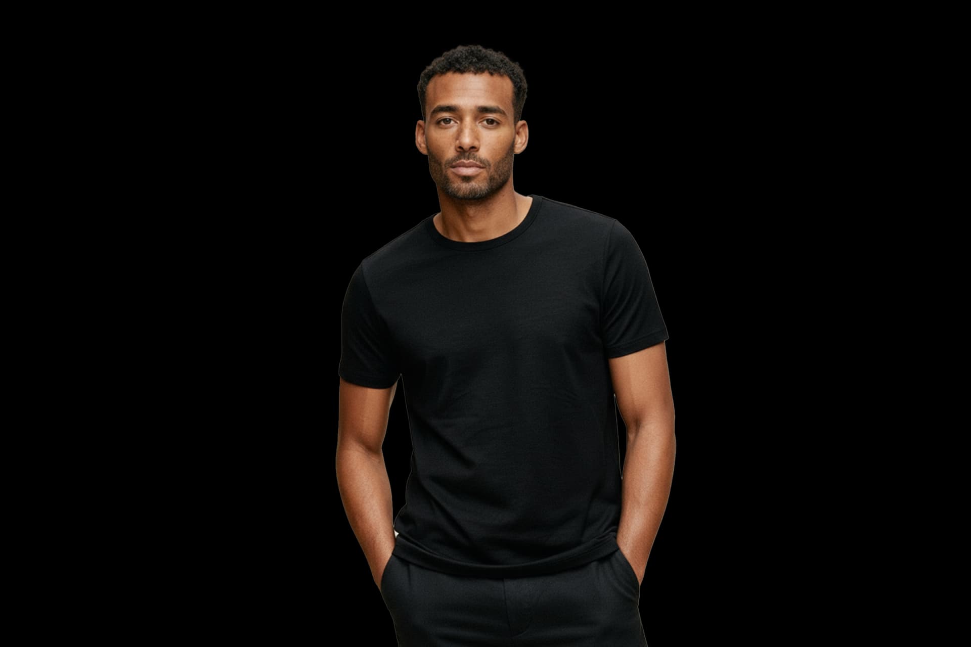 Homem vestindo camiseta masculina preta OITONOVE