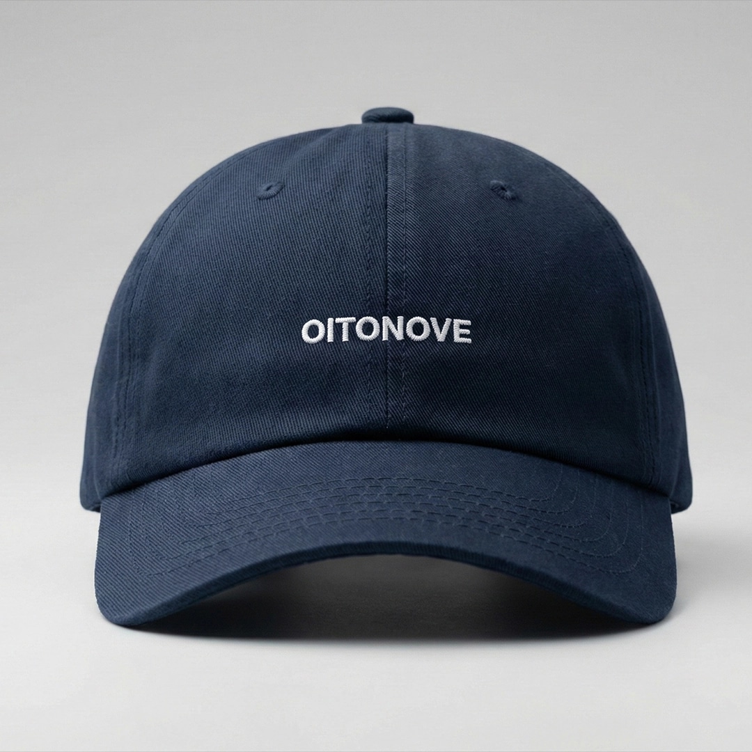 Boné Essencial OITONOVE – hero frontal Boné Essencial OITONOVE navy visto de frente, aba curva e logo bordada minimalista.