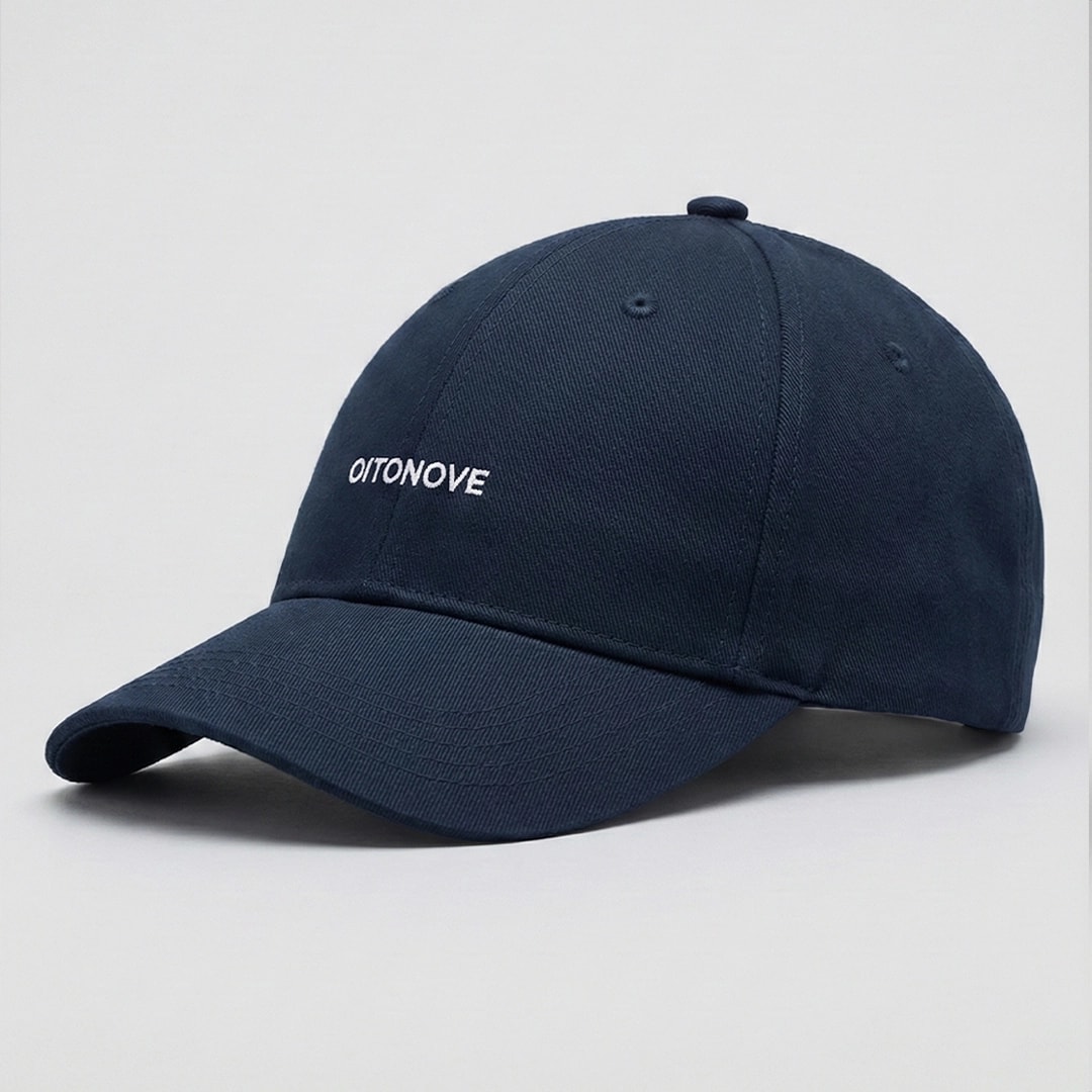 Boné Essencial OITONOVE – lateral Boné Essencial OITONOVE navy visto de lado, destacando a curva da aba e o perfil do boné.